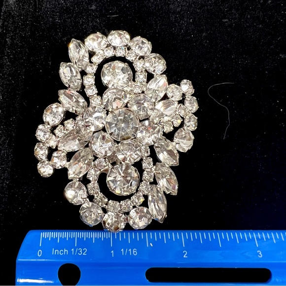 Beautiful Large Vintage Clear Rhinestone Brooch w/ Silver Tone Setting - Picture 7 of 7
